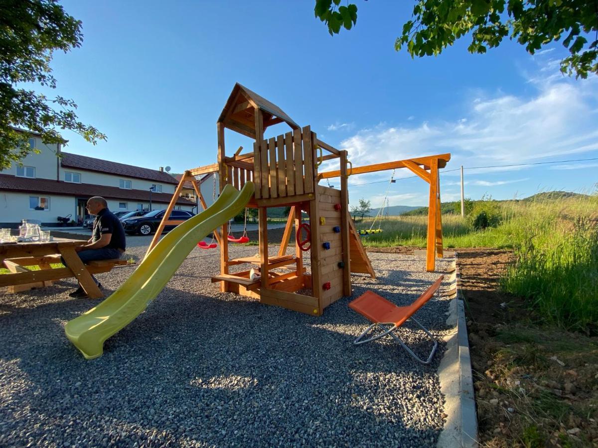 Apartman Fenestra S Terasom I Pogledom Na Gacku Otocac Luaran gambar